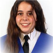 Estudiante de primaria imparte clases a niños de 6 a 12 años en cualquier materia